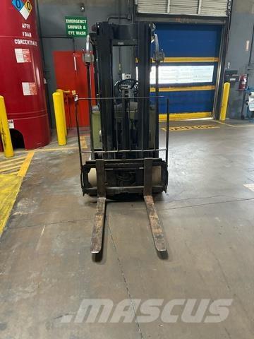 Clark TMX25 شاحنات ذات رافعات شوكية تعمل بالكهرباء