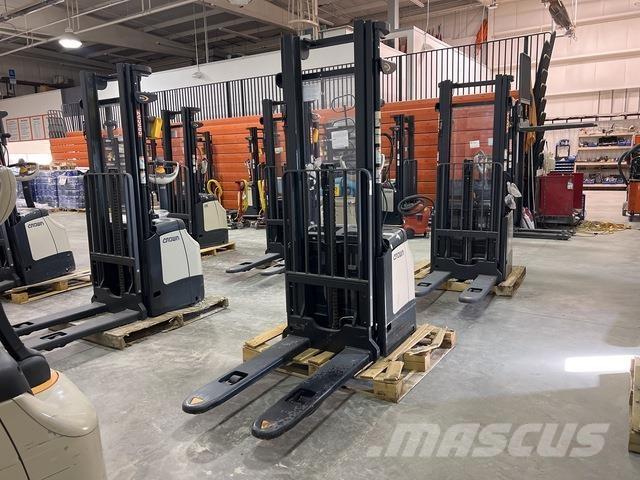 Crown ES 4000 شاحنات مناولة ذاتية الدفع