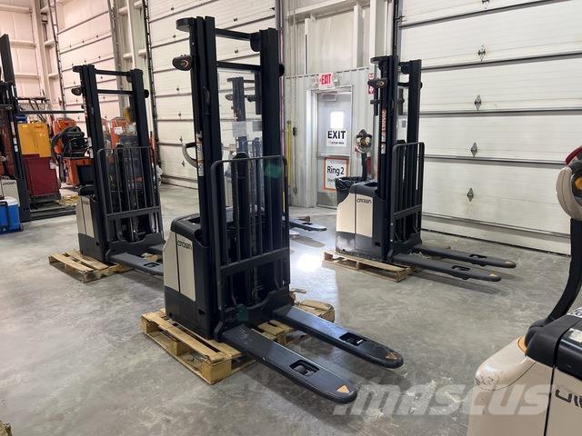 Crown ES 4000 شاحنات مناولة ذاتية الدفع