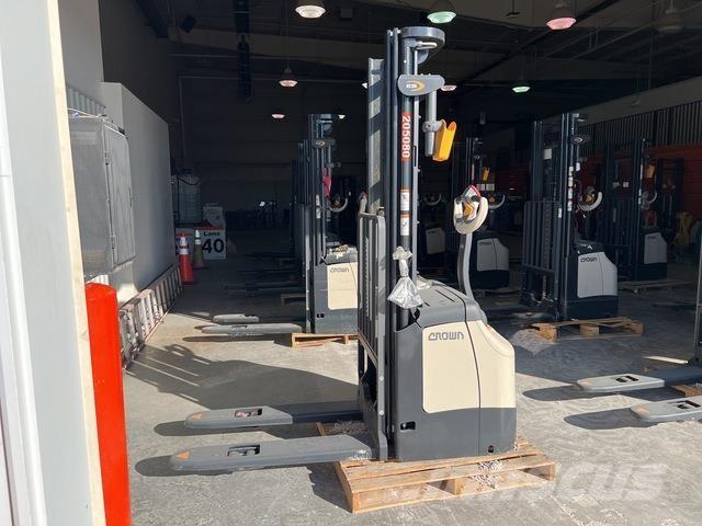 Crown ES 4000 شاحنات مناولة ذاتية الدفع