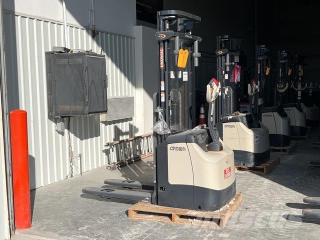 Crown ES 4000 شاحنات مناولة ذاتية الدفع