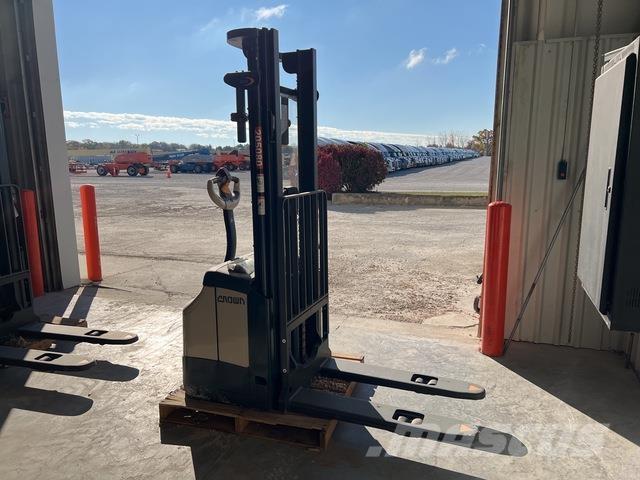 Crown ES 4000 شاحنات مناولة ذاتية الدفع