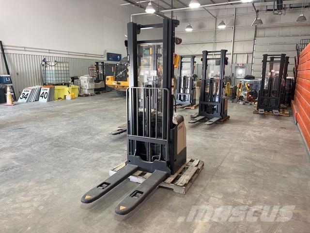 Crown ES 4000 شاحنات مناولة ذاتية الدفع