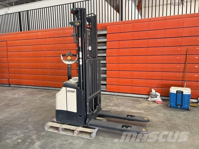 Crown ES 4000 شاحنات مناولة ذاتية الدفع