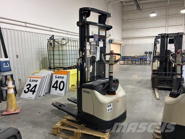 Crown ES 4000 شاحنات مناولة ذاتية الدفع