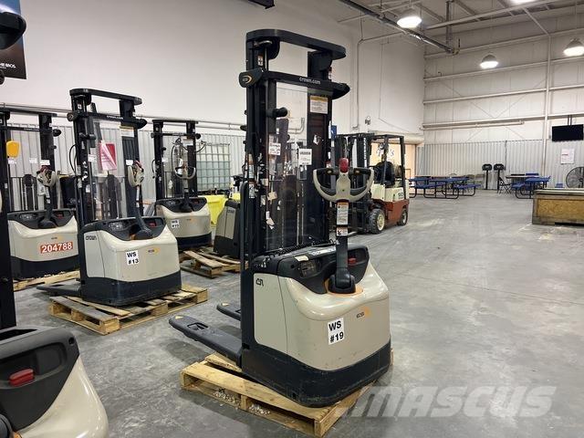 Crown ES 4000 شاحنات مناولة ذاتية الدفع