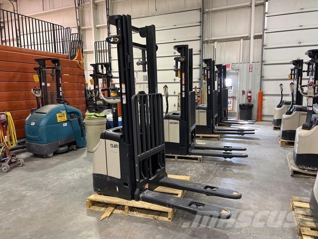 Crown ES 4000 شاحنات مناولة ذاتية الدفع