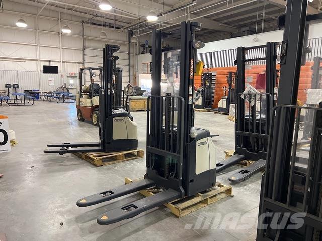 Crown ES 4000 شاحنات مناولة ذاتية الدفع