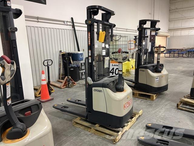 Crown ES 4000 شاحنات مناولة ذاتية الدفع