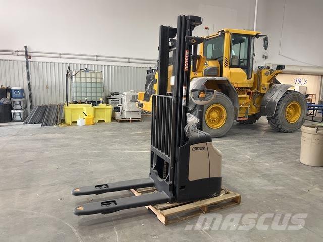 Crown ES 4000 شاحنات مناولة ذاتية الدفع