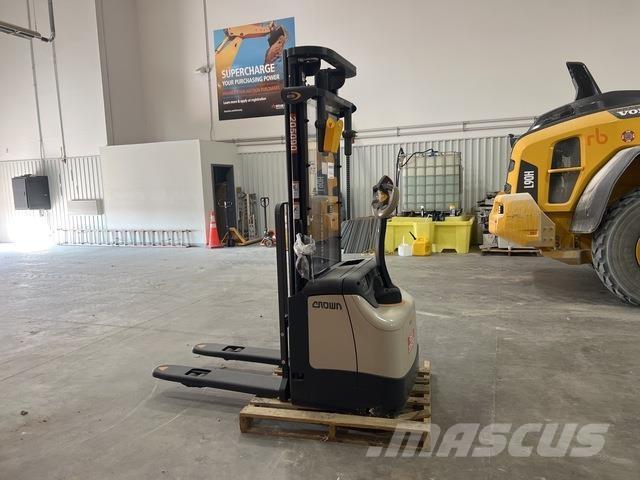 Crown ES 4000 شاحنات مناولة ذاتية الدفع