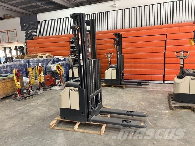 Crown ES 4000 شاحنات مناولة ذاتية الدفع