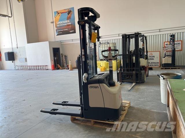 Crown ES 4000 شاحنات مناولة ذاتية الدفع