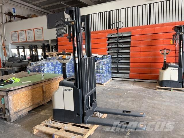 Crown ES 4000 شاحنات مناولة ذاتية الدفع