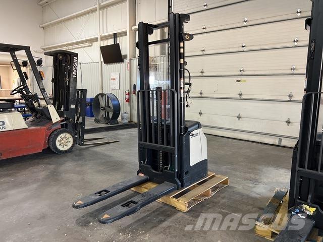 Crown ES 4000 شاحنات مناولة ذاتية الدفع