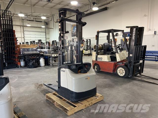 Crown ES 4000 شاحنات مناولة ذاتية الدفع