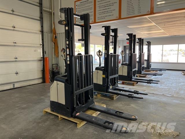 Crown ES 4000 شاحنات مناولة ذاتية الدفع