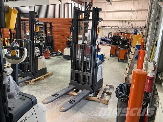 Crown ES 4000 شاحنات مناولة ذاتية الدفع