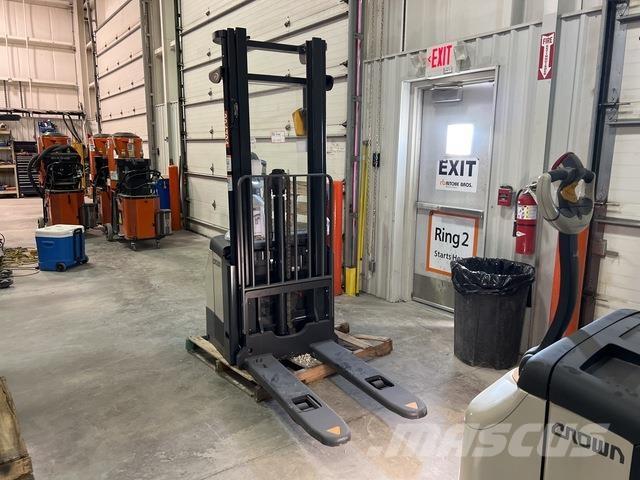 Crown ES 4000 شاحنات مناولة ذاتية الدفع