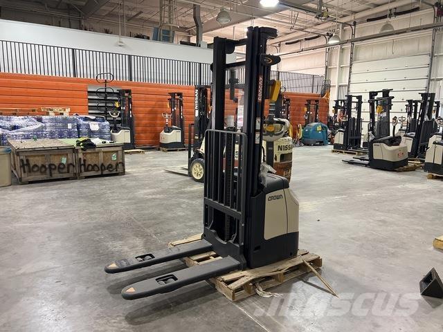 Crown ES 4000 شاحنات مناولة ذاتية الدفع