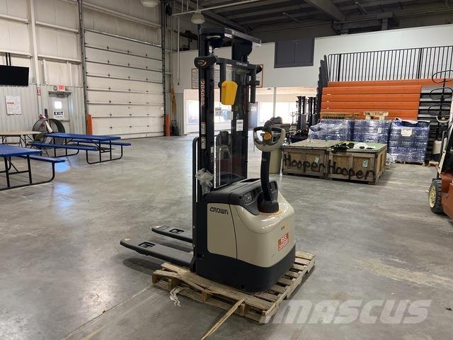 Crown ES 4000 شاحنات مناولة ذاتية الدفع