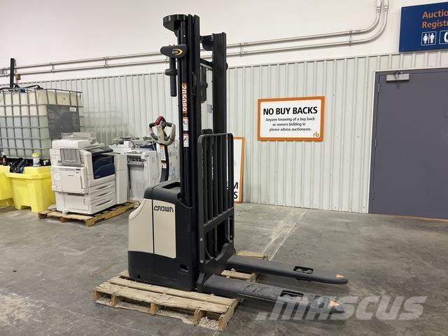 Crown ES 4000 شاحنات مناولة ذاتية الدفع