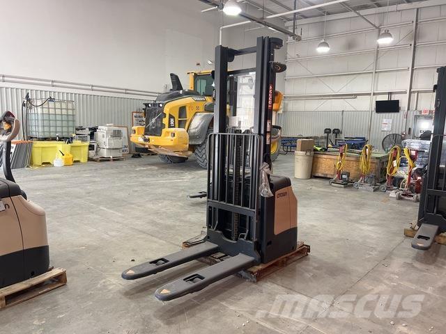 Crown ES 4000 شاحنات مناولة ذاتية الدفع