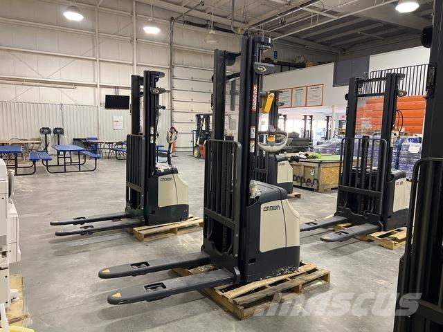 Crown ES 4000 شاحنات مناولة ذاتية الدفع