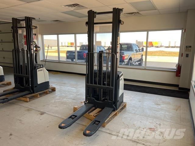 Crown ES 4000 شاحنات مناولة ذاتية الدفع