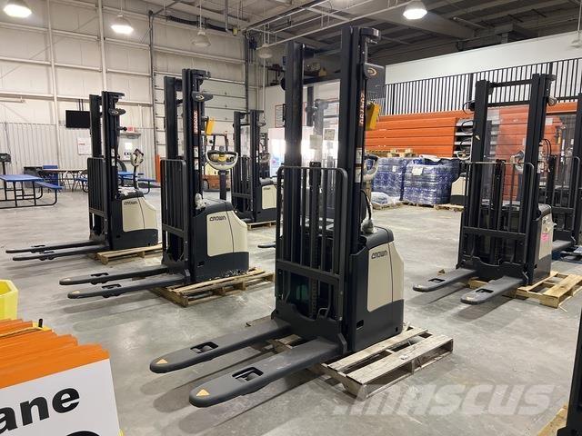 Crown ES 4000 شاحنات مناولة ذاتية الدفع