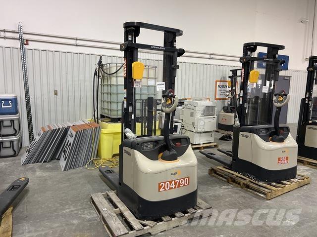 Crown ES 4000 شاحنات مناولة ذاتية الدفع