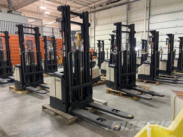 Crown ES 4000 شاحنات مناولة ذاتية الدفع