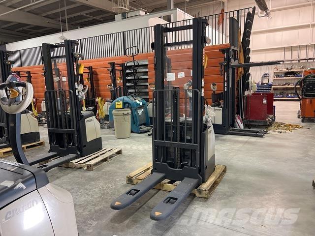 Crown ES 4000 شاحنات مناولة ذاتية الدفع