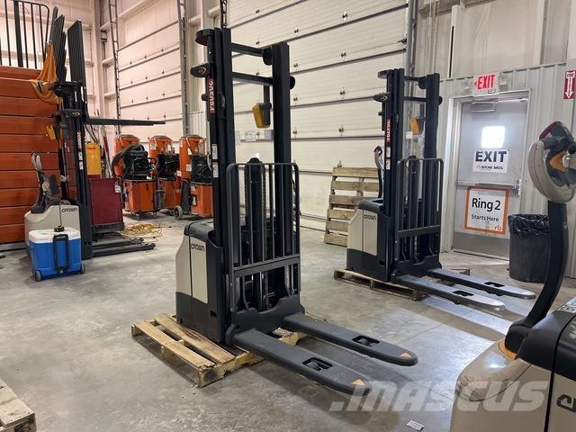 Crown ES 4000 شاحنات مناولة ذاتية الدفع