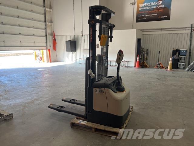 Crown ES 4000 شاحنات مناولة ذاتية الدفع