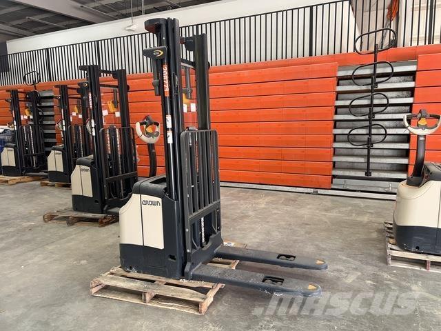 Crown ES 4000 شاحنات مناولة ذاتية الدفع
