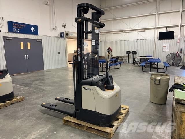 Crown ES 4000 شاحنات مناولة ذاتية الدفع