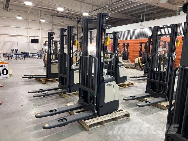 Crown ES 4000 شاحنات مناولة ذاتية الدفع