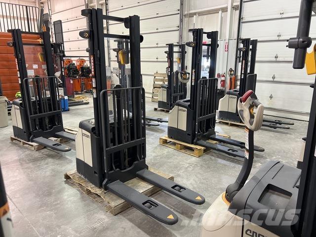 Crown ES 4000 شاحنات مناولة ذاتية الدفع