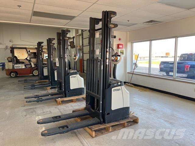 Crown ES 4000 شاحنات مناولة ذاتية الدفع