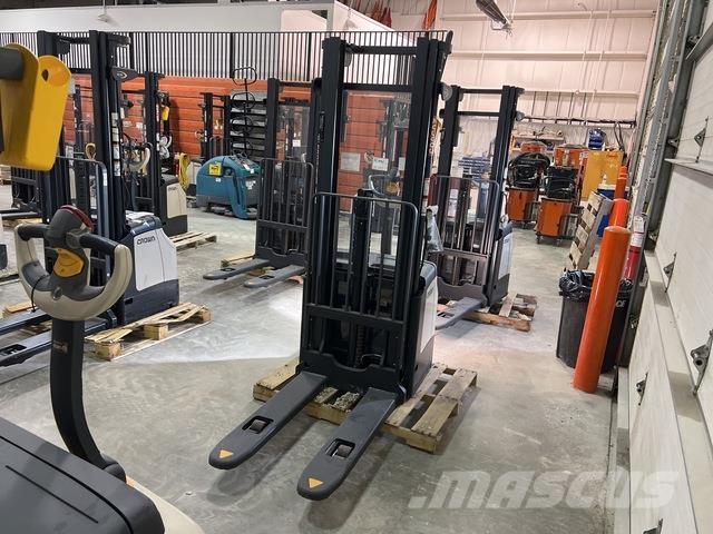 Crown ES 4000 شاحنات مناولة ذاتية الدفع