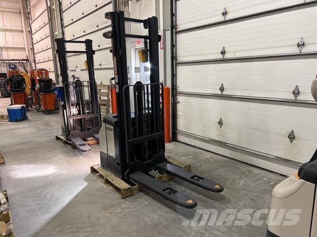 Crown ES 4000 شاحنات مناولة ذاتية الدفع