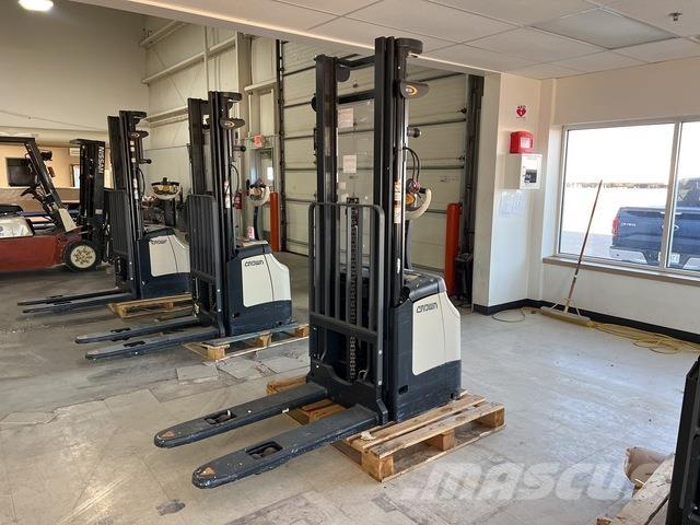 Crown ES 4000 شاحنات مناولة ذاتية الدفع