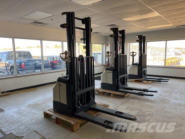 Crown ES 4000 شاحنات مناولة ذاتية الدفع