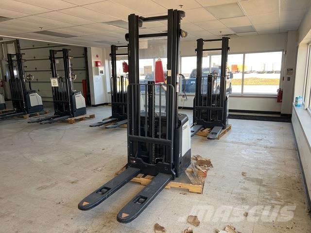 Crown ES 4000 شاحنات مناولة ذاتية الدفع