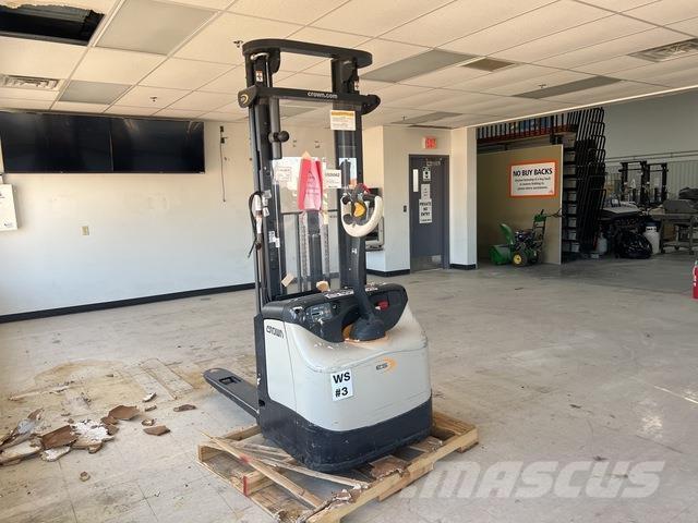 Crown ES 4000 شاحنات مناولة ذاتية الدفع