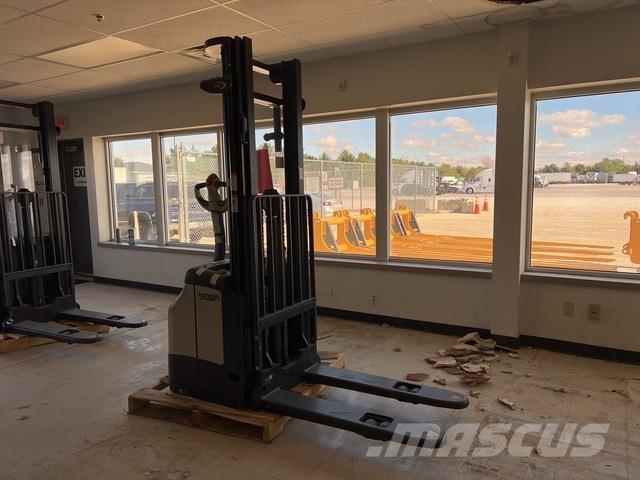 Crown ES 4000 شاحنات مناولة ذاتية الدفع