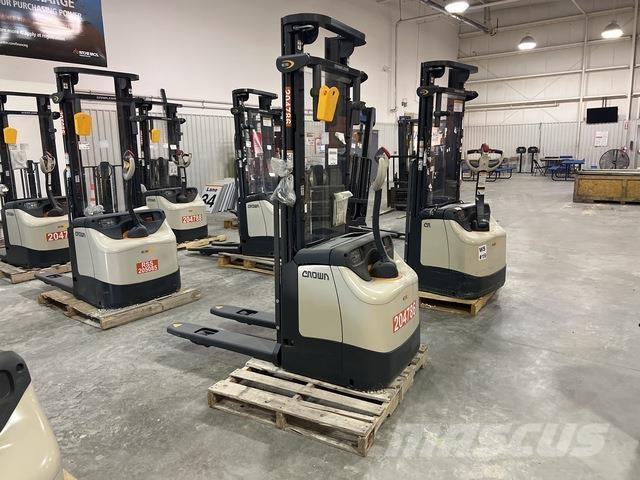 Crown ES 4000 شاحنات مناولة ذاتية الدفع