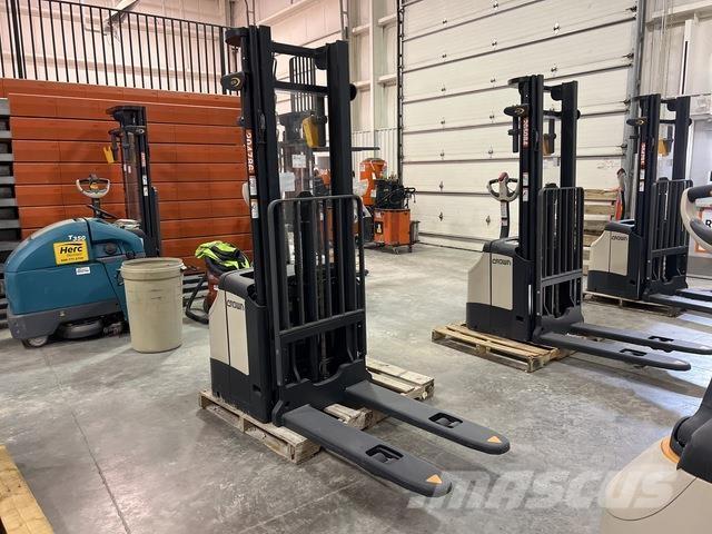 Crown ES 4000 شاحنات مناولة ذاتية الدفع