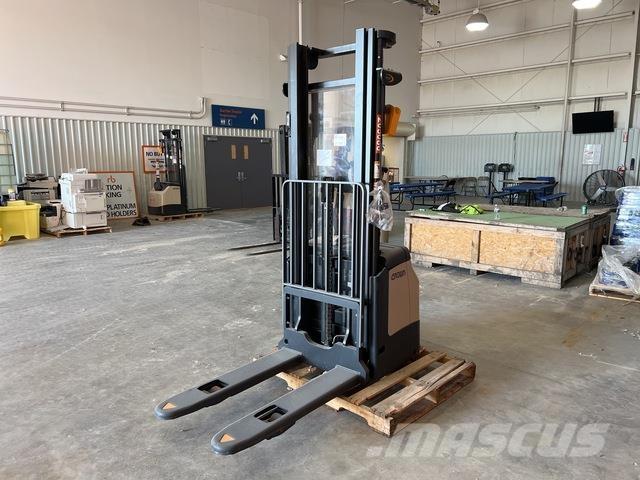 Crown ES 4000 شاحنات مناولة ذاتية الدفع